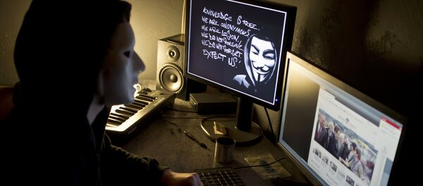 Человек в маске работает за компьютером - Sputnik Кыргызстан