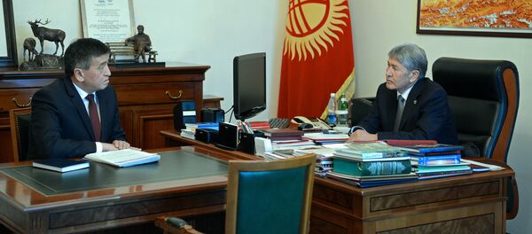 Президент Алмазбек Атамбаев и премьер-министр Сооронбай Жээнбеков - Sputnik Кыргызстан
