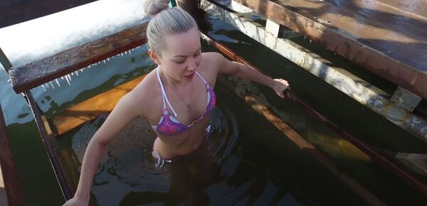 Как в Кыргызстане ныряют в прорубь — кадры крещенских купаний Как в Кыргызстане ныряют в прорубь — кадры крещенских купаний - Sputnik Кыргызстан