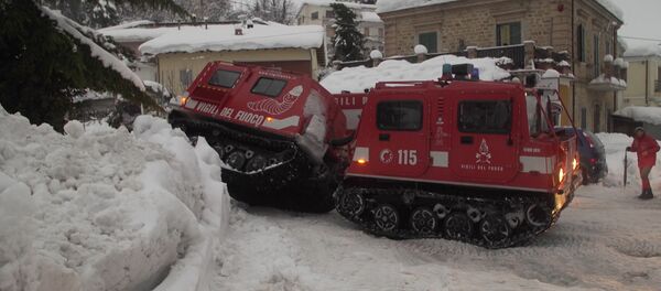 Спасатели добираются до погребенного под лавиной отеля в Италии - Sputnik Кыргызстан