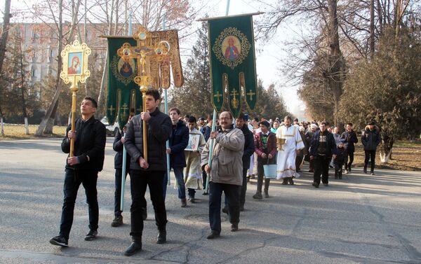 По завершении праздничной службы более 300 православных из Оша и области прошли крестным ходом к реке Ак-Бууре. - Sputnik Кыргызстан