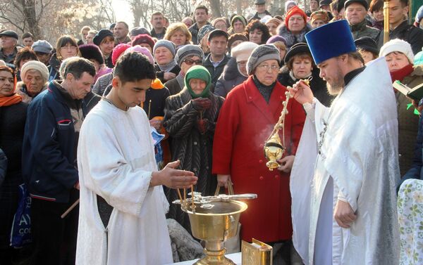Богослужение прошло ранним утром в храме Архистратига Михаила, во время него традиционно были исповедь и причастие. - Sputnik Кыргызстан