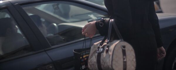 Сумка көтөргөн кыз. Архив - Sputnik Кыргызстан