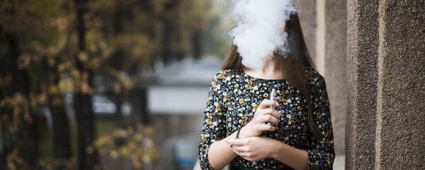 Любители электронных сигарет в Бишкеке - Sputnik Кыргызстан