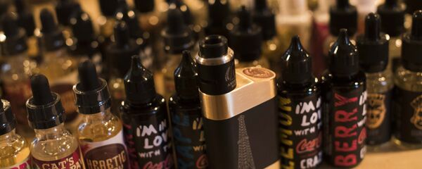 Электронные сигареты в полке магазина. Архивное фото - Sputnik Кыргызстан