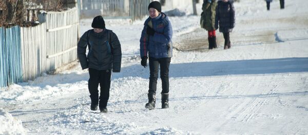 Архивное фото детей которые возвращаются со школы Архивное фото детей которые возвращаются со школы - Sputnik Кыргызстан