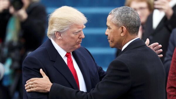 Президент США Барак Обама приветствует избранного президента Дональда Трампа на церемонии инаугурации в Вашингтоне - Sputnik Кыргызстан