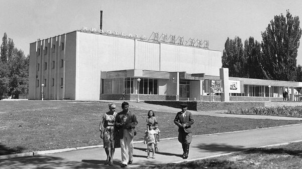 Архивные фото города Пржевальск. Кинотеатр Иссык-Куль - Sputnik Кыргызстан