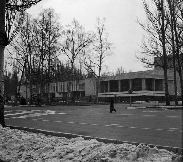 Пржевальск драма театры 1983-жылы ачылган. Азыр ал Касымалы Жантөшевдин ысымын алып жүрөт. - Sputnik Кыргызстан