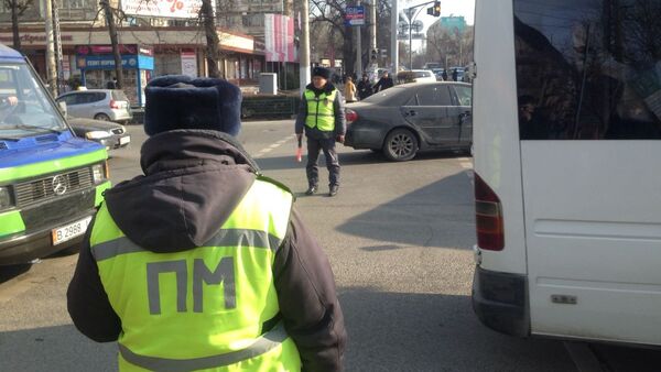Сотудники УПМ на местре происшествия, где водитель маршрутки перекрыл перекресток улиц Абдрахманова и Боконбаева - Sputnik Кыргызстан