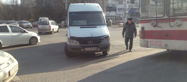 Перекрытие автомобилем перекрестка улиц Абдрахманова и Боконбаева - Sputnik Кыргызстан