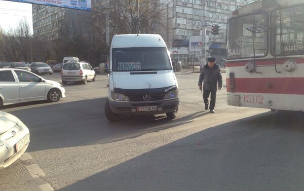 Перекресток улиц Абдрахманова (бывшая Совесткая) и Боконбаева в центре Бишкека перекрыт автомобилем одного из водителей - Sputnik Кыргызстан