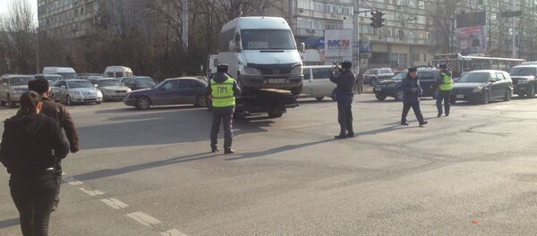 Перекрытие автомобилем перекрестка улиц Абдрахманова и Боконбаева Перекрытие автомобилем перекрестка улиц Абдрахманова и Боконбаева - Sputnik Кыргызстан
