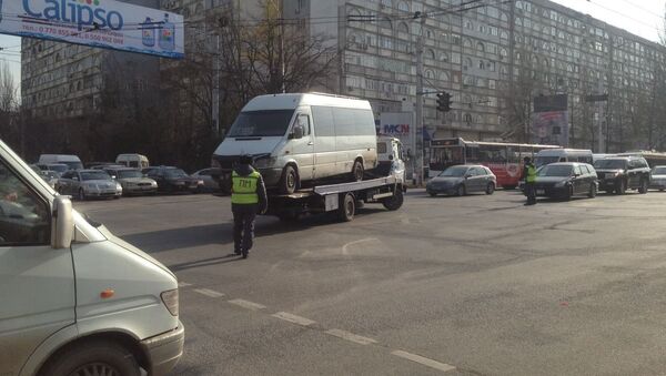 Перекрытие автомобилем перекрестка улиц Абдрахманова и Боконбаева - Sputnik Кыргызстан