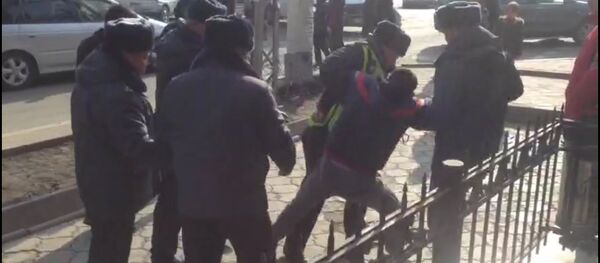 Бишкектик борборунда жулкулдашкан кайгуул милициясы менен айдоочу. Топтошкон эл Бишкектик борборунда жулкулдашкан кайгуул милициясы менен айдоочу. Топтошкон эл - Sputnik Кыргызстан