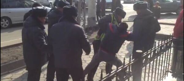 Водитель цеплялся за ограду, сопротивляясь милиционерам в центре Бишкека - Sputnik Кыргызстан