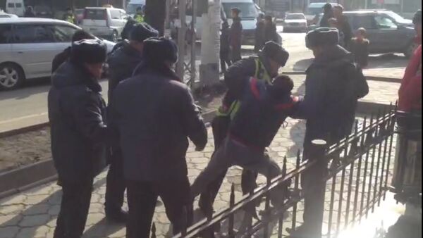 Водитель цеплялся за ограду, сопротивляясь милиционерам в центре Бишкека - Sputnik Кыргызстан