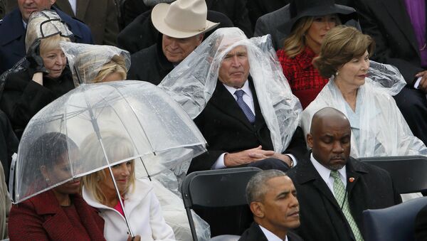 Экс-президент США Джордж Буш-младший на инаугурации избранного президента США Дональда Трампа - Sputnik Кыргызстан