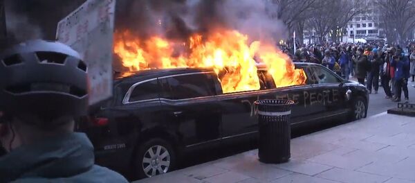 Горящий лимузин и массовые беспорядки – протесты против Трампа в Вашингтоне Горящий лимузин и массовые беспорядки – протесты против Трампа в Вашингтоне - Sputnik Кыргызстан