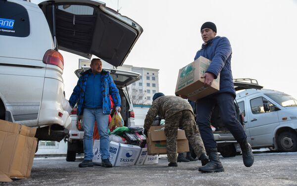 Жители Казахстана отправили три машины с гуманитарной помощью для пострадавших в результате крушения самолета в Дача СУ - Sputnik Кыргызстан