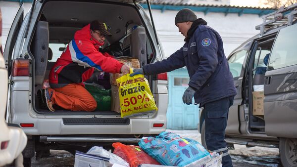 Сотрудники МЧС выгружают гуманитарный груз отправленный казахстанцами для пострадавших в результате крушения самолета в Дача СУ - Sputnik Кыргызстан