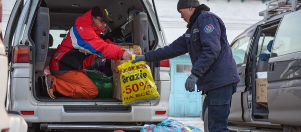 Сотрудники МЧС выгружают гуманитарный груз отправленный казахстанцами для пострадавших в результате крушения самолета в Дача СУ Сотрудники МЧС выгружают гуманитарный груз отправленный казахстанцами для пострадавших в результате крушения самолета в Дача СУ - Sputnik Кыргызстан