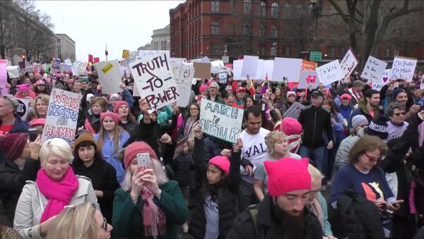 Женские марши против Трампа в Нью-Йорке, Вашингтоне, Лос-Анджелесе и Париже - Sputnik Кыргызстан