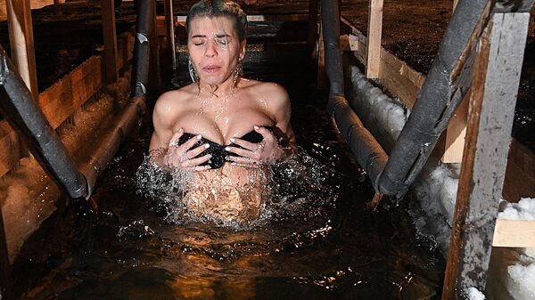 Девушка во время крещенских купаний. Архивное фото - Sputnik Кыргызстан