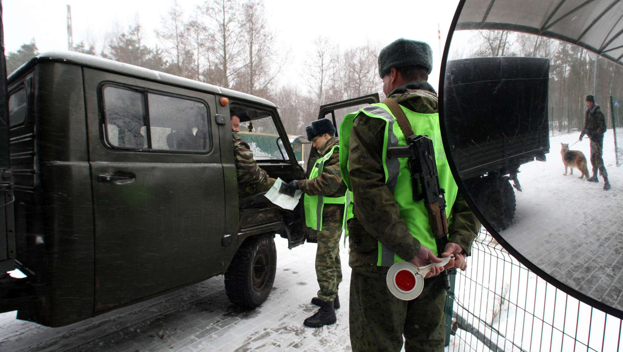 А также на границе. КПП пограничников. Транспорт пограничников. Пограничный пункт ФСБ. Машина пограничников РФ.