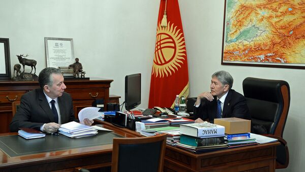 Президент КР Алмазбек Атамбаев во время рабочей встречи с руководителем аппарата президента Фаридом Ниязовым - Sputnik Кыргызстан
