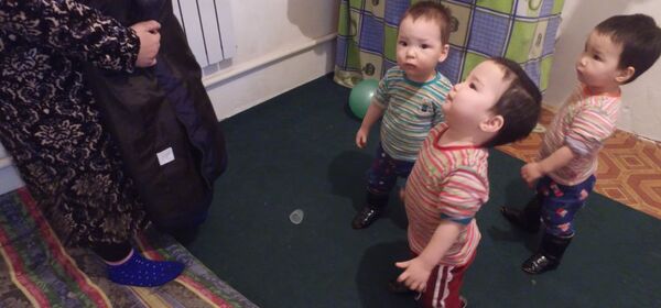 Денег на еду стало бы больше — одинокая мать тройняшек просит о помощи - Sputnik Кыргызстан