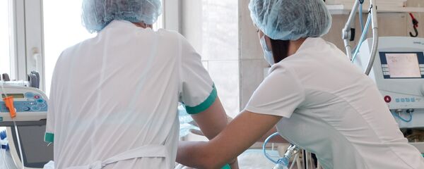 Врачи во время осмотра пациента. Архивное фото - Sputnik Кыргызстан