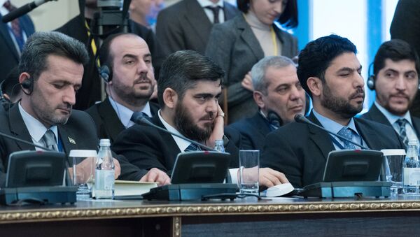 Глава делегации сирийской оппозиции Мухаммед Аллуш из группировки Джейш аль-Ислам (в центре) на международной встрече по сирийскому урегулированию в Астане. - Sputnik Кыргызстан
