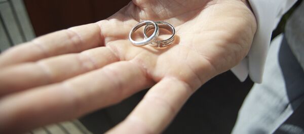 Обручальное кольцо на ладони - Sputnik Кыргызстан