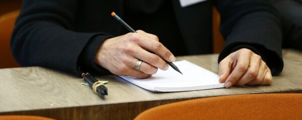 Экзамен тапшырып жаткан бүтүрүүчү. Архив Экзамен тапшырып жаткан бүтүрүүчү. Архив - Sputnik Кыргызстан