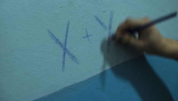 Архивнео фото парня который пишет карандашом на стене - Sputnik Кыргызстан