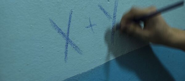 Архивнео фото парня который пишет карандашом на стене - Sputnik Кыргызстан