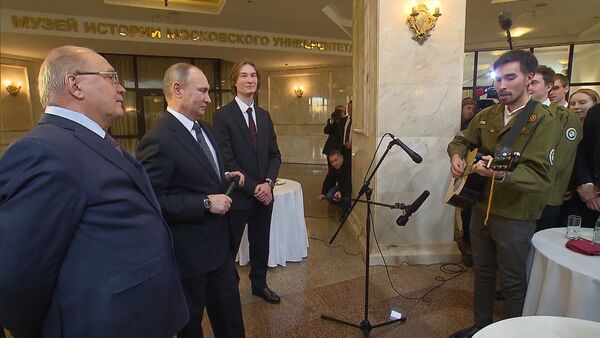 Путин вместе со студентом МГУ спел песню про космос - Sputnik Кыргызстан