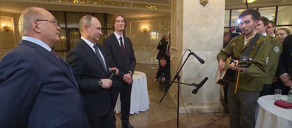 Путин вместе со студентом МГУ спел песню про космос - Sputnik Кыргызстан