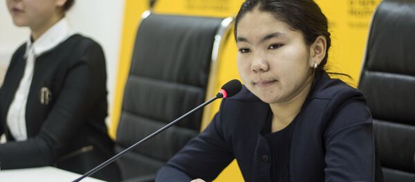 Ысык-Ата районунун 11-класстагы окуучусу Айтурган Жолдошбекова Sputnik Кыргызстан агенттигинин мультимедиалык борборунда өткөн маалымат жыйын учурунда - Sputnik Кыргызстан