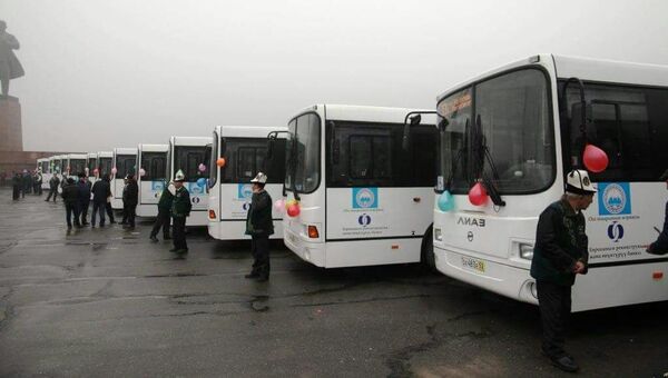 Церемония вручения ключей автобусов привезенных из России в город Ош - Sputnik Кыргызстан