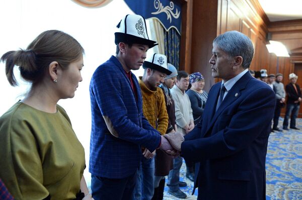 Встреча президента Алмазбека Атамбаева с родственниками погибших в результате авиакрушения грузового самолета Boeing-747 - Sputnik Кыргызстан