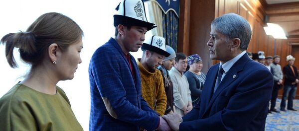 Встреча президента Алмазбека Атамбаева с родственниками погибших в результате авиакрушения грузового самолета Boeing-747 - Sputnik Кыргызстан