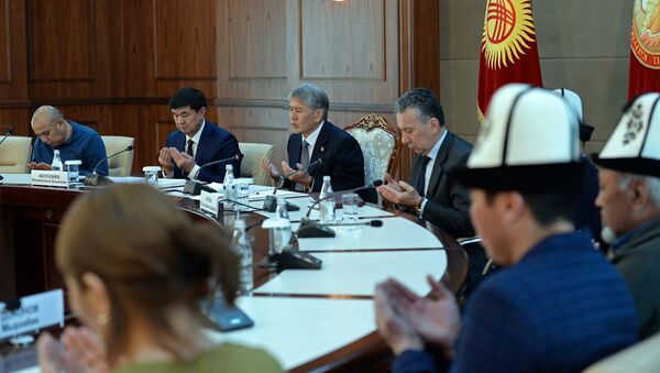Встреча президента Алмазбека Атамбаева с родственниками погибших в результате авиакрушения грузового самолета Boeing-747 - Sputnik Кыргызстан