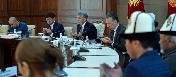 Встреча президента Алмазбека Атамбаева с родственниками погибших в результате авиакрушения грузового самолета Boeing-747 Встреча президента Алмазбека Атамбаева с родственниками погибших в результате авиакрушения грузового самолета Boeing-747 - Sputnik Кыргызстан