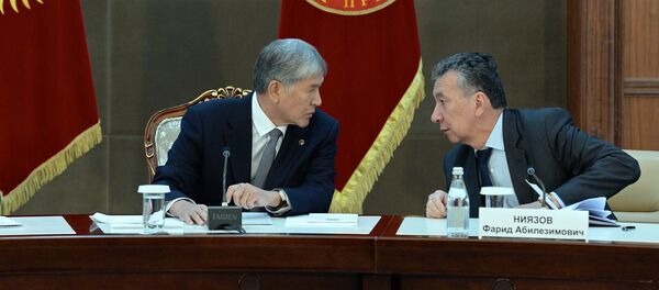 Встреча президента Алмазбека Атамбаева с родственниками погибших в результате авиакрушения грузового самолета Boeing-747 - Sputnik Кыргызстан