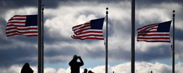 Флаги США возле монумента Вашингтона. Архивное фото - Sputnik Кыргызстан