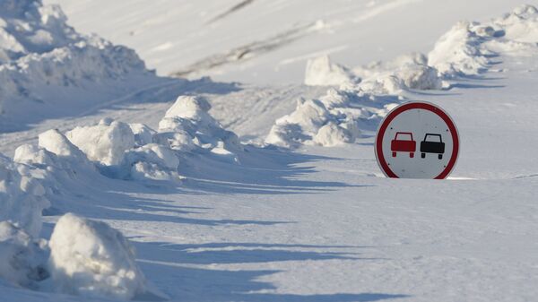 Дорожный знак на обочине. Архивное фото - Sputnik Кыргызстан