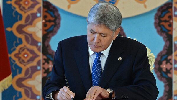 Президент Алмазбек Атамбаев во время подписания указа об обнародовании официальной редакции Конституции Кыргызстана - Sputnik Кыргызстан