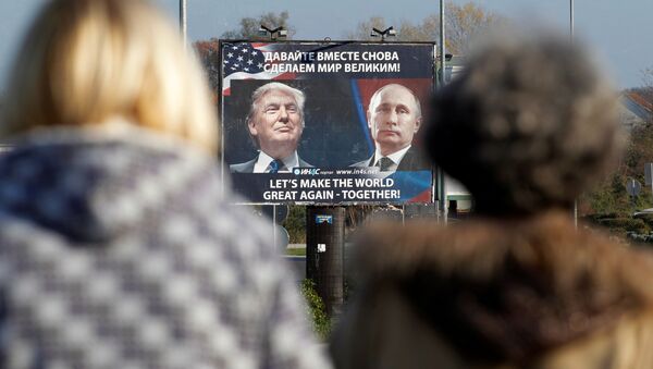 Билборд с изображение президента США Дональда Трампа и главы РФ Владимира Путина. Архивное фото - Sputnik Кыргызстан